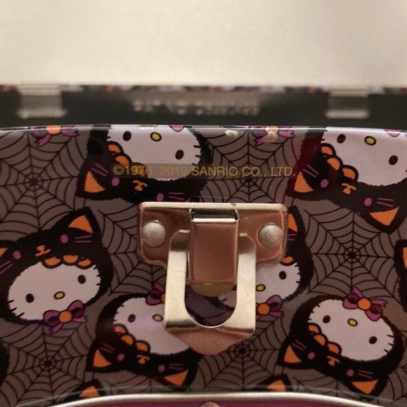 2019 Hello Kitty Trick or Treat Tin - Picture 4 of 4